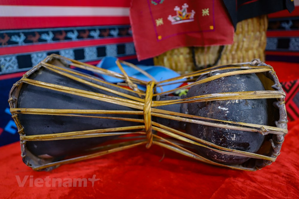 鼓是瑶族人成人礼中使用的道具。除了肃穆的礼仪部分，成人礼也有热闹的娱乐活动。村里男女老少会在铜锣和铃声中一起唱歌跳舞。成人礼经过瑶族人历代相传仍保留至今。瑶族是一个直到现在依然保持着浓郁的传统文化特色的民族。这不仅体现在服装上，还体现在语言上。瑶族分为多个支系，但语言是统一的，表明瑶族极具凝聚力。图自Vietnam+