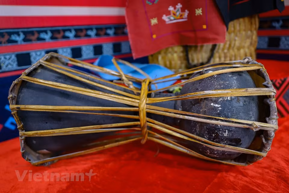 鼓是瑶族人成人礼中使用的道具。除了肃穆的礼仪部分，成人礼也有热闹的娱乐活动。村里男女老少会在铜锣和铃声中一起唱歌跳舞。成人礼经过瑶族人历代相传仍保留至今。瑶族是一个直到现在依然保持着浓郁的传统文化特色的民族。这不仅体现在服装上，还体现在语言上。瑶族分为多个支系，但语言是统一的，表明瑶族极具凝聚力。图自Vietnam+