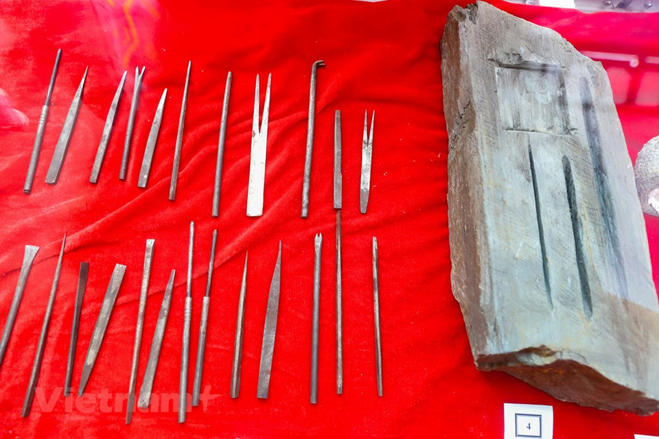 红瑶族的银饰制作工具。2022年第二届越南全国瑶族文化节于2022年10月6日至8日举行，吸引太原、北江、北件、高平、河江、莱州、老街、广宁、山萝、宣光、永福、富寿、清化、安沛等14个省份瑶族的艺人、艺术家和群众前来参加。文化节期间举行庙会片段、生活仪式、上演传统服饰秀等活动。图自Vietnam+