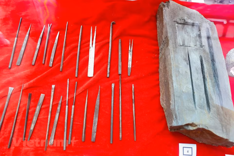 红瑶族的银饰制作工具。2022年第二届越南全国瑶族文化节于2022年10月6日至8日举行，吸引太原、北江、北件、高平、河江、莱州、老街、广宁、山萝、宣光、永福、富寿、清化、安沛等14个省份瑶族的艺人、艺术家和群众前来参加。文化节期间举行庙会片段、生活仪式、上演传统服饰秀等活动。图自Vietnam+