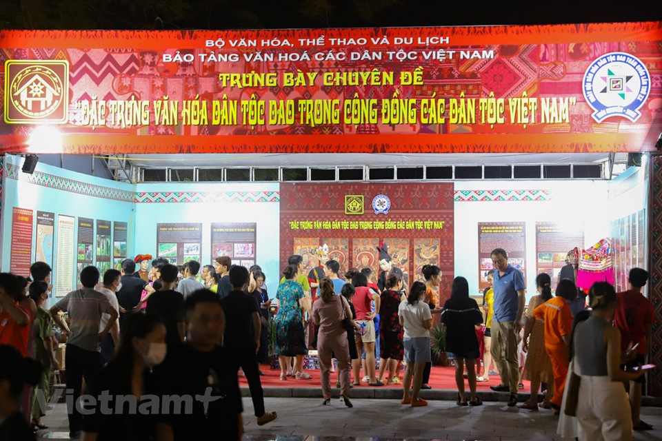 主题为“保护和弘扬瑶族文化特色：平等、团结、融入与发展”的第二届全国瑶族文化节于2022年10月6日至8日举行，吸引太原、北江、北件、高平、河江、莱州、老街、广宁、山萝、宣光、永福、富寿、清化、安沛等14个省份瑶族的艺人、艺术家和群众前来参加。期间举行庙会片段、生活仪式、上演传统服饰秀等活动。图自Vietnam+