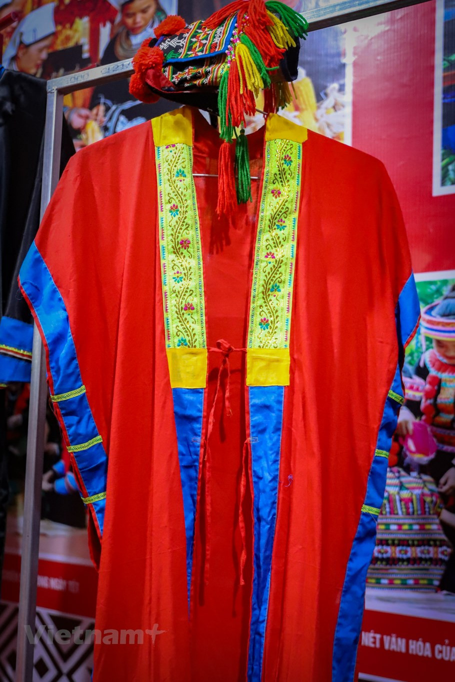 瑶族男人在成人礼上穿着的衣服。瑶族成年男性在结婚之前都要举行一次成人礼。如果没有举行成人礼，也等于未成年，没有资格参加村里各种宗教仪式和共同事务。成人礼由巫师举行，巫师将摆设祭坛，包括祭祀画儿、白布、灯、蜡烛等等。行礼时要有锣钲、牛角号、铃等传统乐器伴奏。图自Vietnam+