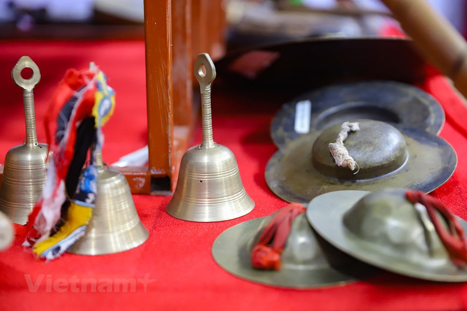 服务瑶族人的信仰生活的工具也在瑶族文化节上得以展示。第二届越南全国瑶族文化节是推崇优良传统文化价值，保护和弘扬瑶族在越南54个民族统一且多样文化中的文化特色的机会，为艺人、艺术家和群众运动员会面交流，交换经验，提高关于国家融入与发展时期保护与弘扬瑶族传统文化价值中的认识和意识的大好机会。图自Vietnam+