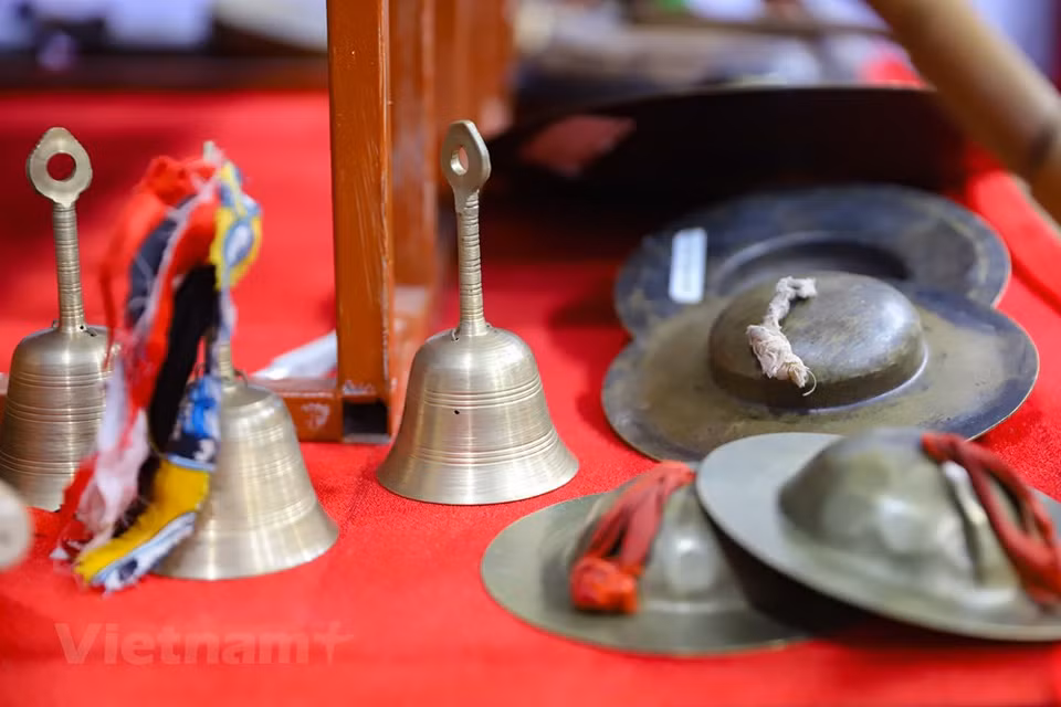 服务瑶族人的信仰生活的工具也在瑶族文化节上得以展示。第二届越南全国瑶族文化节是推崇优良传统文化价值，保护和弘扬瑶族在越南54个民族统一且多样文化中的文化特色的机会，为艺人、艺术家和群众运动员会面交流，交换经验，提高关于国家融入与发展时期保护与弘扬瑶族传统文化价值中的认识和意识的大好机会。图自Vietnam+