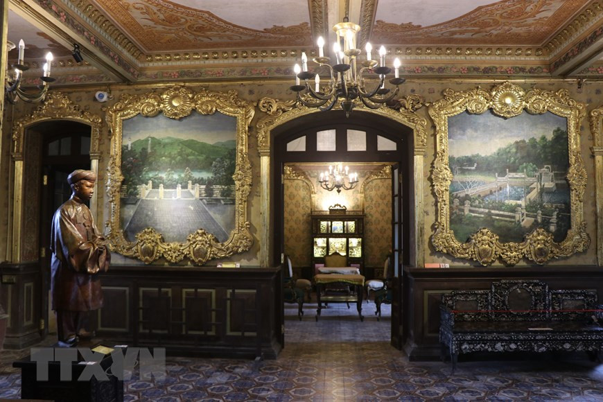 摆放在安定宫描写阮朝皇帝陵墓的大型绘画作品。图自越通社