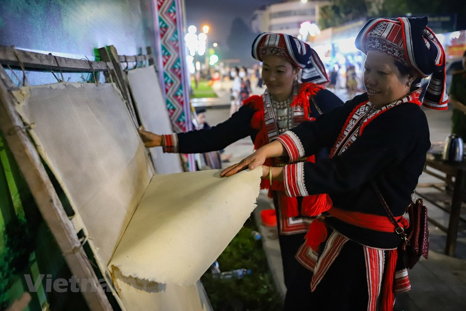 瑶族文化空间里也展示宣纸制作业。瑶族人将宣纸用于祭祀仪式和节日里。瑶族同胞生活在多个地区，但社区活动仍具有封闭性，这体现在风俗习惯和婚姻习俗上。与此同时，虔灵文化也是瑶族生活中非常重要的因素，尤其是祭祀礼仪。瑶族是一个直到现在依然保持着浓郁的传统文化特色的民族。这不仅体现在服装上，还体现在语言上。瑶族分为多个支系，但语言是统一的，表明瑶族极具凝聚力。图自Vietnam+