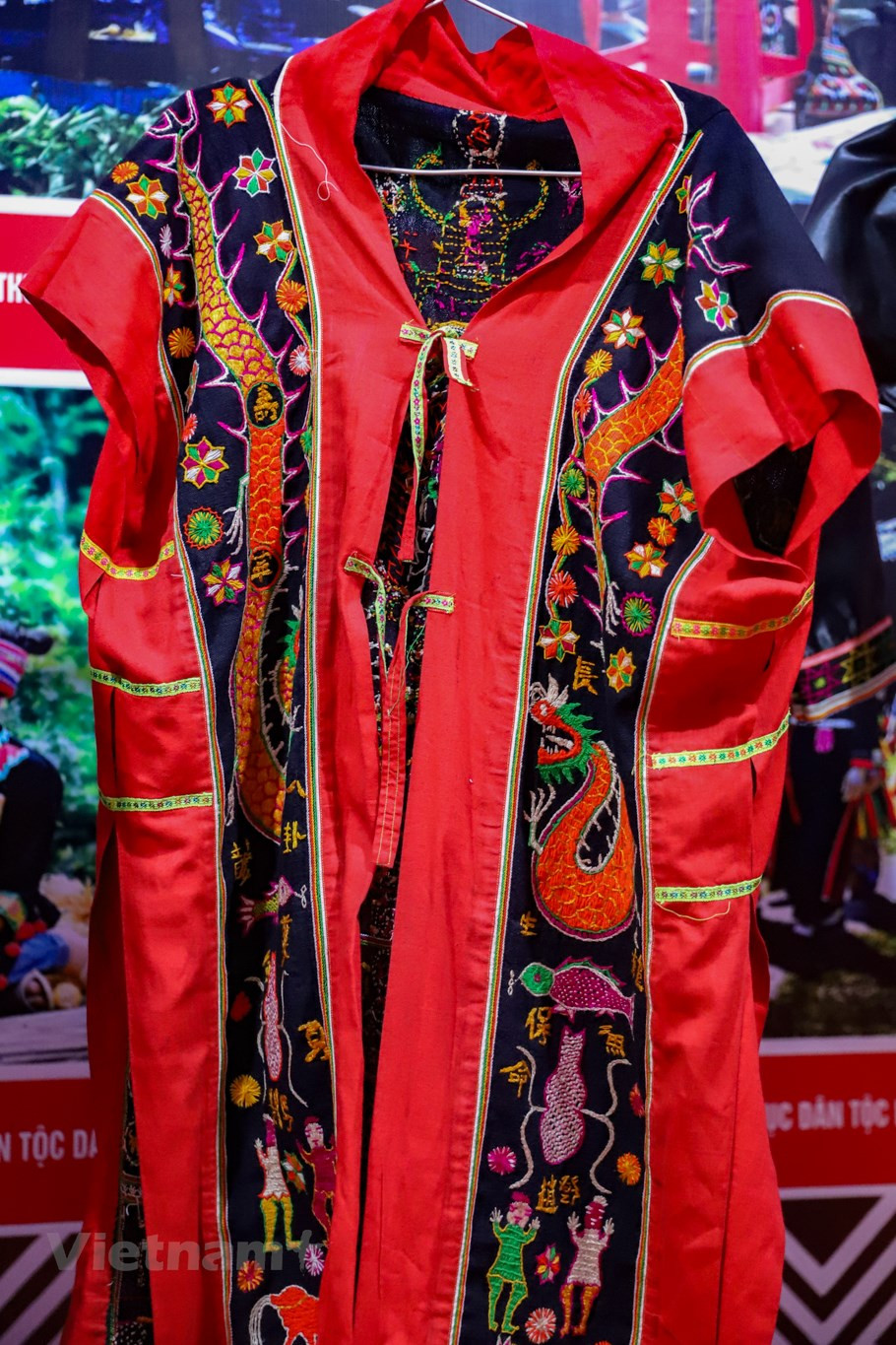 除了瑶族日常生活的衣服外，活动上还展示各种特殊节日里所使用的服饰。如瑶族巫师在进行“过僧礼”上穿着的衣服。瑶族成年男性在结婚之前都要举行一次成人礼。如果没有举行成人礼，也等于未成年，没有资格参加村里各种宗教仪式和共同事务。2016年，瑶族成人礼被列入国家级非物质文化遗产名录，为保护和弘扬少数民族文化做出贡献。图自Vietnam+