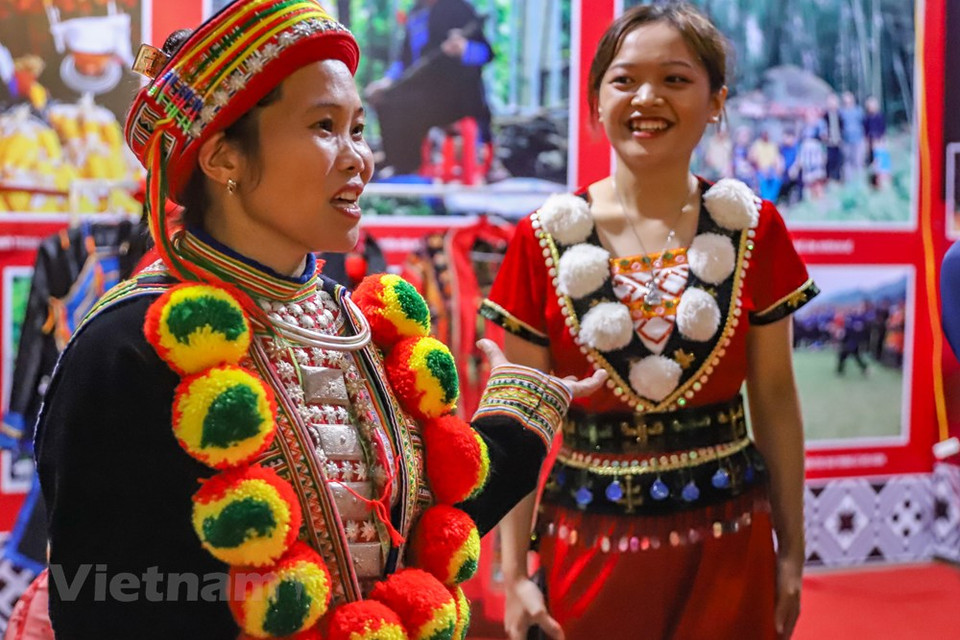 瑶族人传统服饰秀是文化节期间的活动之一。瑶族女人的衣服通常包括长衣、肚兜和裤子，上面刺绣五彩缤纷的颜色。第二届越南全国瑶族文化节是推崇优良传统文化价值，保护和弘扬瑶族在越南54个民族统以及多样文化中的文化特色的机会，为艺人、艺术家和群众运动员会面交流，交换经验，提高关于国家融入与发展时期保护与弘扬瑶族传统文化价值中的认识和意识的大好机会。图自Vietnam+