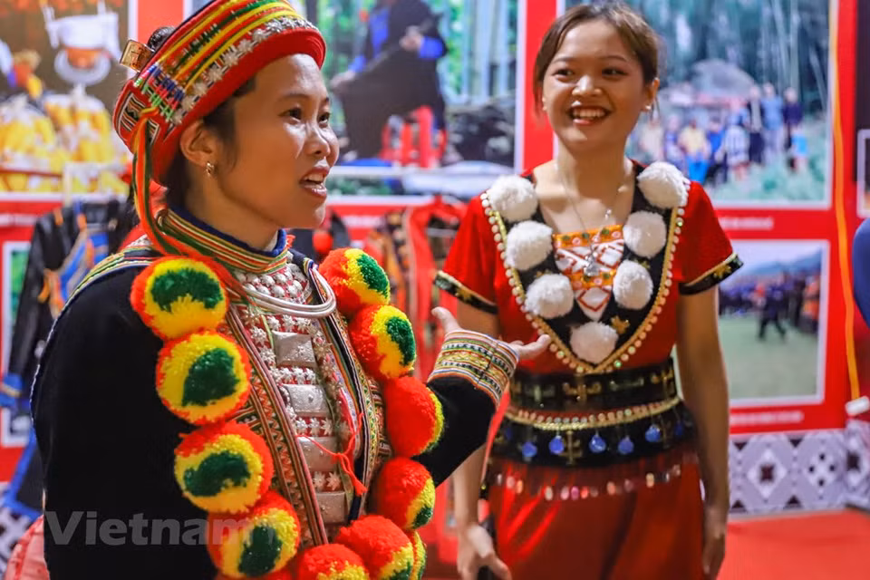 瑶族人传统服饰秀是文化节期间的活动之一。瑶族女人的衣服通常包括长衣、肚兜和裤子，上面刺绣五彩缤纷的颜色。第二届越南全国瑶族文化节是推崇优良传统文化价值，保护和弘扬瑶族在越南54个民族统以及多样文化中的文化特色的机会，为艺人、艺术家和群众运动员会面交流，交换经验，提高关于国家融入与发展时期保护与弘扬瑶族传统文化价值中的认识和意识的大好机会。图自Vietnam+