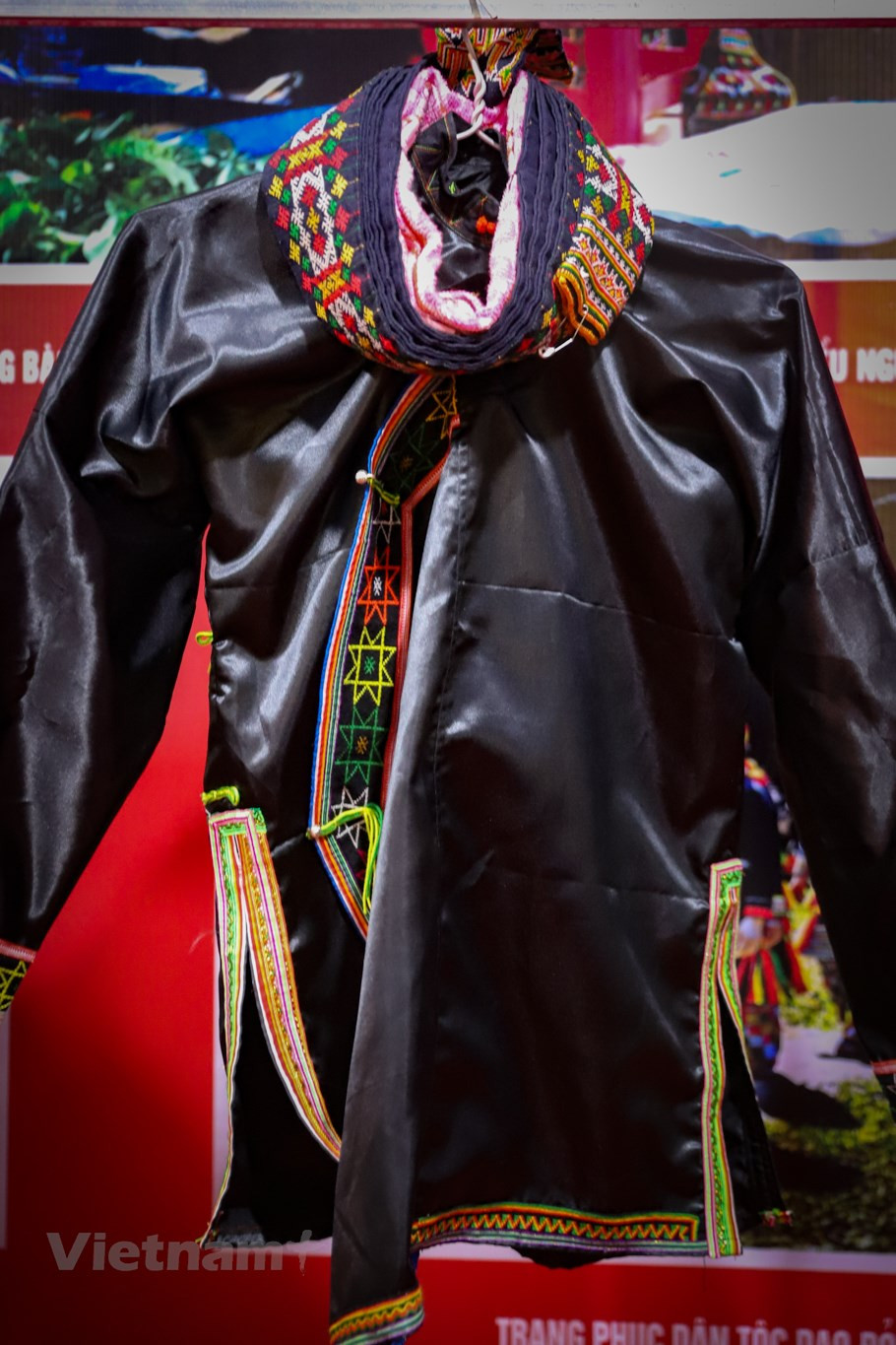 与女人衣服相比，瑶族男人的衣服的颜色和花纹都比较简单。第二届越南全国瑶族文化节是推崇优良传统文化价值，保护和弘扬瑶族在越南54个民族统一且多样文化中的文化特色的机会，为艺人、艺术家和群众运动员会面交流，交换经验，提高关于国家融入与发展时期保护与弘扬瑶族传统文化价值中的认识和意识的大好机会。图自Vietnam+