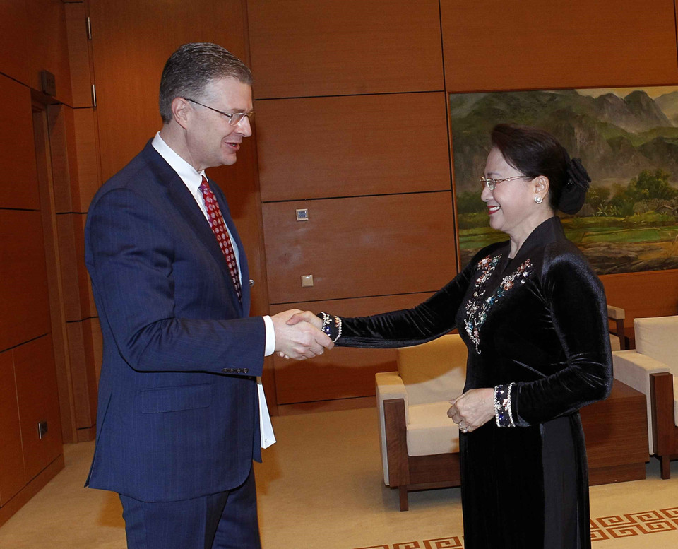 越南国会主席阮氏金银（右）与美国新任驻越南大使丹尼尔·克里滕布林克。越通社记者 文碟 摄