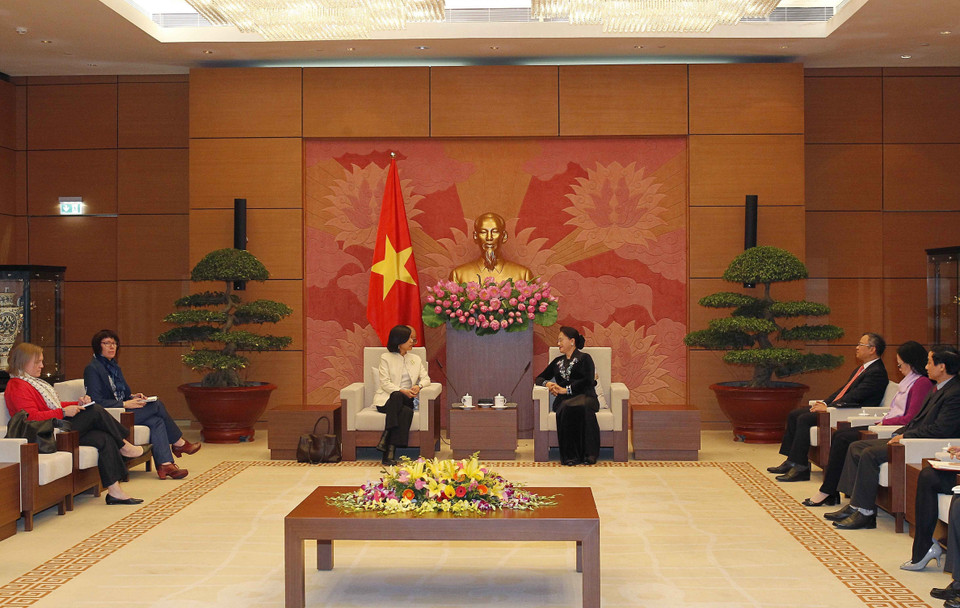 越南国会主席阮氏金银（右）会见加拿大新任驻越南大使平•基特尼克尼（Ping Kitnikone）。越通社记者 文碟 摄