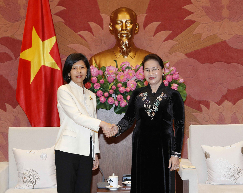 越南国会主席阮氏金银（右）会见加拿大新任驻越南大使平•基特尼克尼（Ping Kitnikone）。越通社记者 文碟 摄