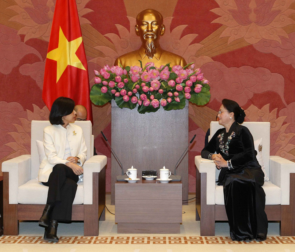 越南国会主席阮氏金银（右）会见加拿大新任驻越南大使平•基特尼克尼（Ping Kitnikone）。越通社记者 文碟 摄