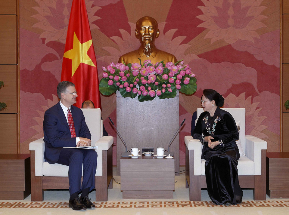 越南国会主席阮氏金银（右）与美国新任驻越南大使丹尼尔·克里滕布林克。越通社记者 文碟 摄