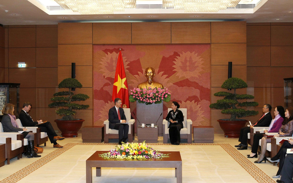 越南国会主席阮氏金银（右）与美国新任驻越南大使丹尼尔·克里滕布林克。越通社记者 文碟 摄