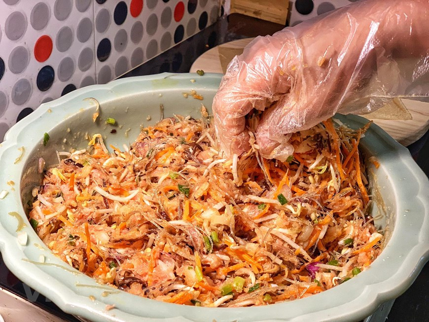 加入少许的盐、胡椒并将所有的材料拌匀，等着10分钟。注意仅用蛋黄混合。图片来源：Vietnam+