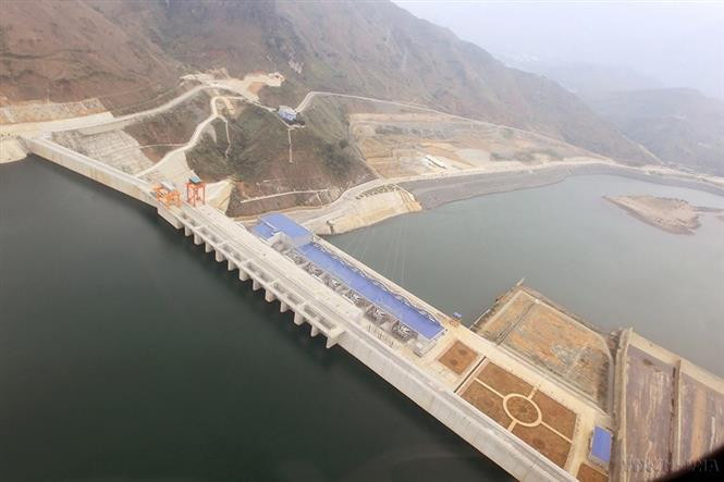 总功率为2400兆瓦的山罗水电站于2012年12月竣工，是由越南进行设计和施工的东南亚最大水电站建设工程。越通社记者 德八 摄