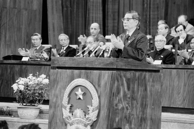 在越共第六次全国代表大会上发表讲话时，越共中央总书记阮文灵强调，本次大会标志着越南共产党领导工作在继承与革新进程中的重要里程碑。图片来源：越通社