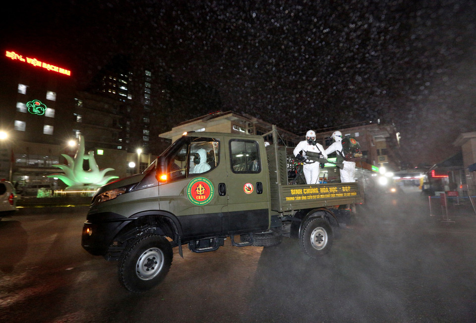 3月28日晚上，化学力量在白梅医院进行消毒剂喷洒。这是当时新冠肺炎疫情的热点疫区。图自 越通社