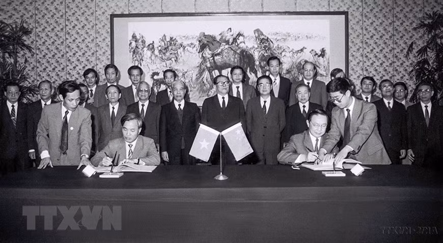 1991年11月5日至10日，越共中央总书记杜梅和越南部长会议主席武文杰对中国进行访问，标志着两国关系正式正常化的里程碑。1991年11月7日在中国首都北京，两国政府签订《贸易协定》。图片来源：越通社