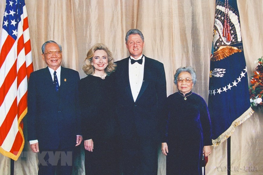 值此1995年10月赴美国纽约出席联合国成立50周年纪念典礼之际，越南国家主席黎德英会见美国总统比尔•克林顿。这是越南国家元首对美国进行的首次访问。图片来源：越通社