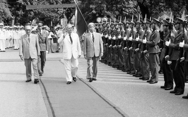 越共中央总书记杜梅和越南国务委员会主席武志功于1991年10月12日上午主持仪式，欢迎老挝人民革命党主席凯山•丰威汉对越南进行正式友好访问。图片来源：越通社