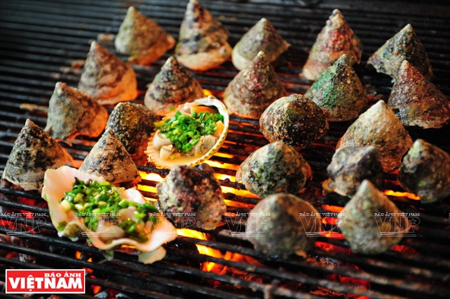 富国白沙滩的海鲜由当地渔民捕捞的，所以非常新鲜。图片来源：越南画报