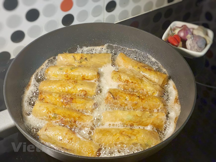 入油锅中炸至金黄色即可。图片来源：Vietnam+