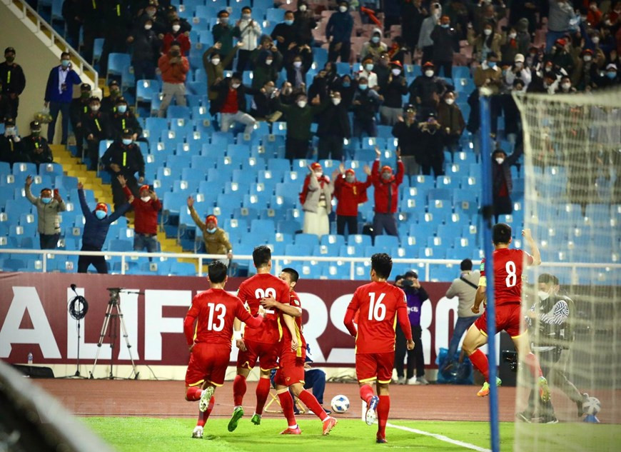 越南球迷在体育场上为球员们助威鼓舞。图自越通社