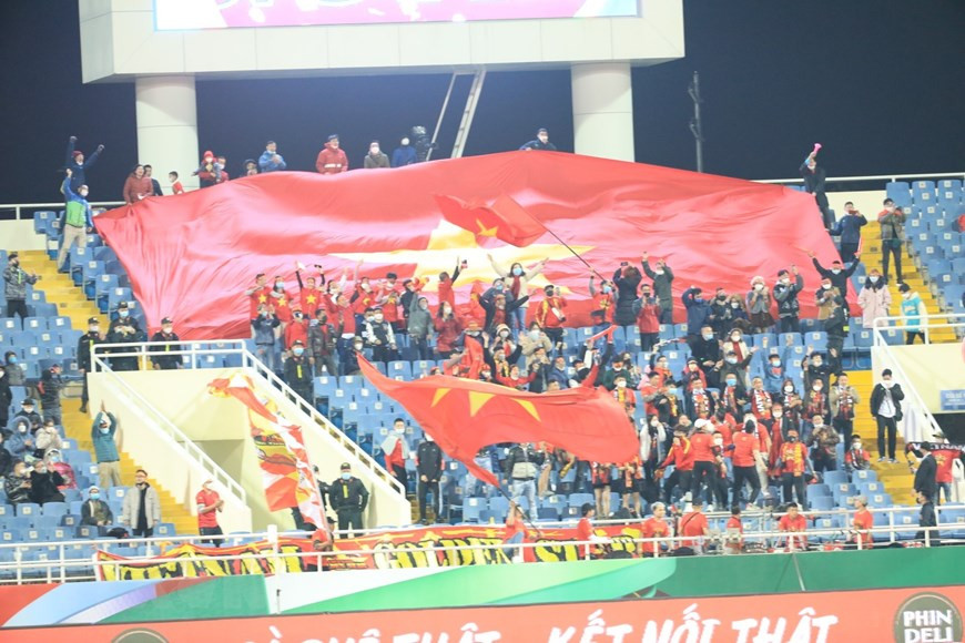 越南球迷在体育场上为球员们助威鼓舞。图自越通社