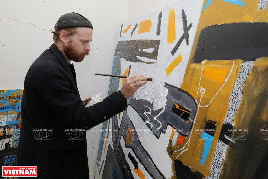 美国画家大卫埃文斯正在完善自己的绘画作品。图自越南画报