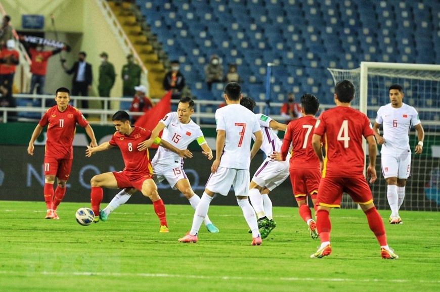 双方球员争球。图自越通社