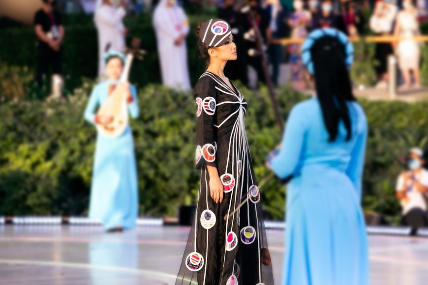 作为 'Mosaics of Vietnam' 系列的“骑马哨兵”，2018年环球小姐前五名赫姮尼依靓丽登场。图自Vietnam+