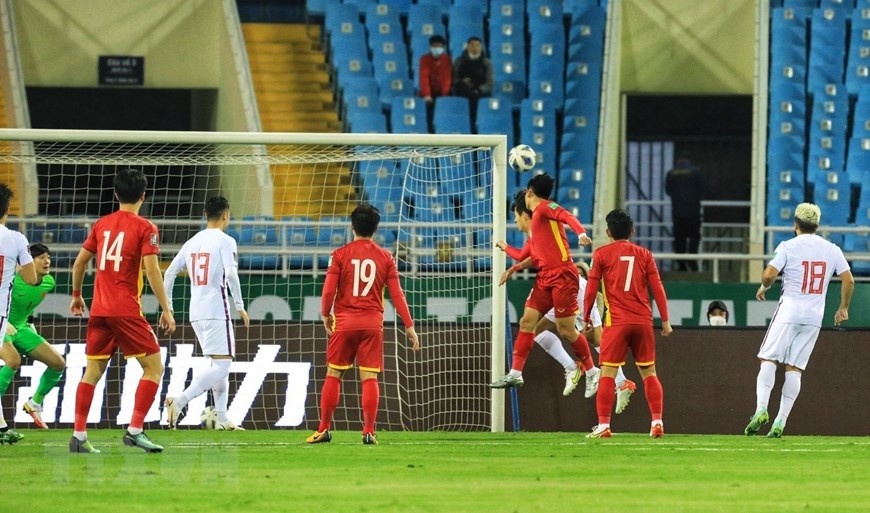 第9分钟，越南队发起进攻，杜雄勇在禁区左边缘得球传中，胡晋财在禁区内抢点头球一蹭，球顶进了球门右上角。越南队以1-0领先。图自越通社