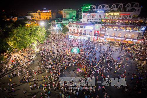  还剑湖步行街吸引成千上万市民和游客前来游玩。（图片来源：越通社）