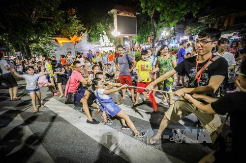  越南传统游戏——拔河。（图片来源：越通社）