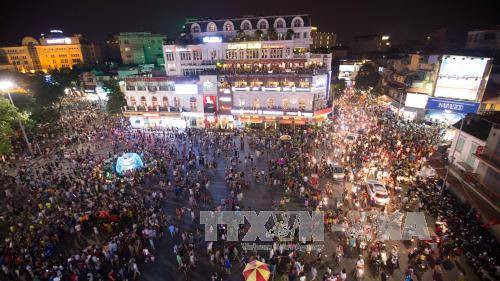  还剑湖步行街吸引成千上万市民和游客前来游玩。（图片来源：越通社）