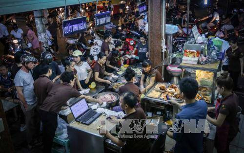  河内市古街的美食吸引众多市民和游客前来品尝。（图片来源：越通社）