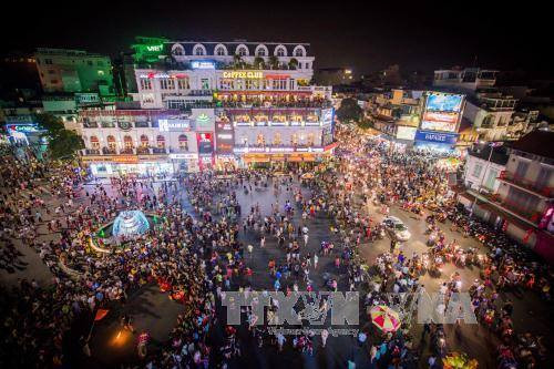  还剑湖步行街吸引成千上万市民和游客前来游玩。（图片来源：越通社）