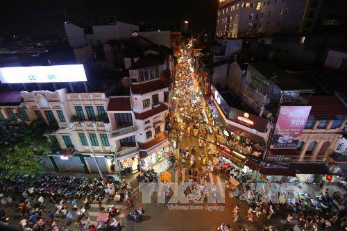  还剑湖步行街吸引成千上万市民和游客前来游玩。（图片来源：越通社）