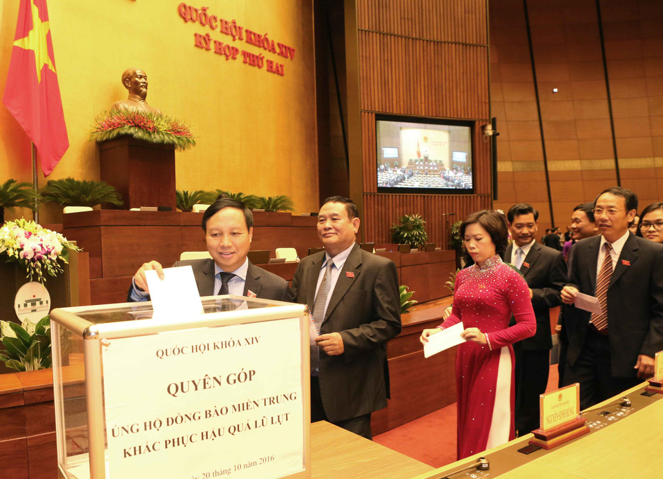 在开幕式上国会代表​为中部洪水灾民筹集善款（图片来源：越通社）