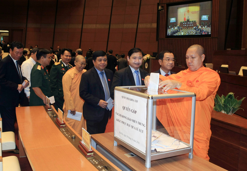 在开幕式上国会代表​为中部洪水灾民筹集善款（图片来源：越通社）