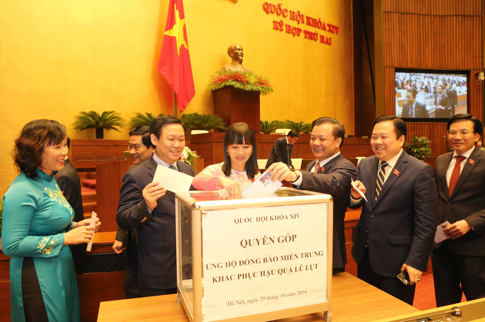 在开幕式上国会代表​为中部洪水灾民筹集善款（图片来源：越通社）
