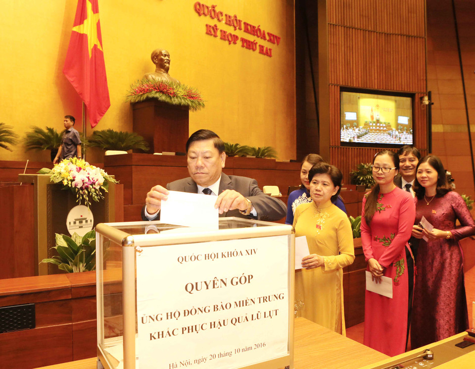 在开幕式上国会代表​为中部洪水灾民筹集善款（图片来源：越通社）