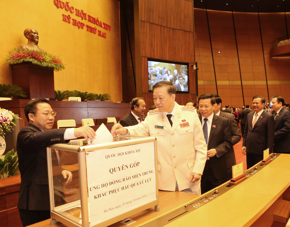 在开幕式上国会代表​为中部洪水灾民筹集善款（图片来源：越通社）