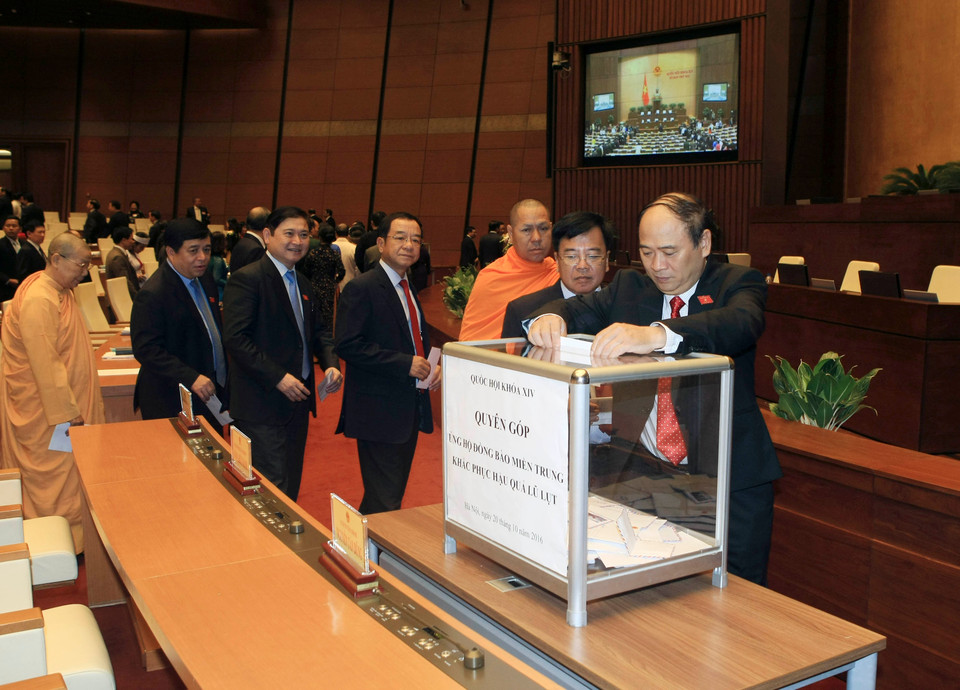 在开幕式上国会代表​为中部洪水灾民筹集善款（图片来源：越通社）