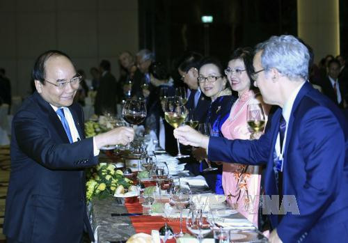 阮春福总理向贵宾敬酒（图片来源：越通社）