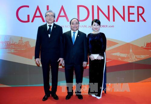 阮春福总理与夫人同泰国副总理颂奇合影（图片来源：越通社）