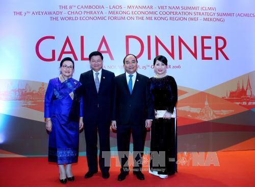 阮春福总理与夫人同老挝总理通伦·西苏里与夫人合影（图片来源：越通社）